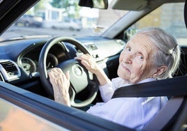 Las personas mayores dejan de conducir a los 75 años tras un año de titubeos