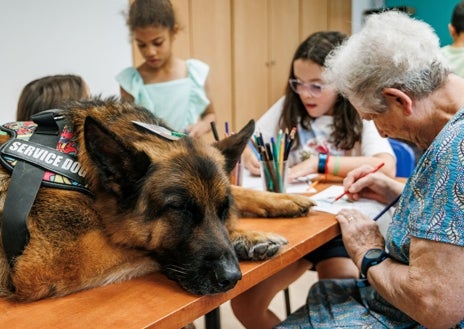 Imagen secundaria 1 - lLos perros de terapia de José García Granados (Maeveniall), en la residencia de Amavir Ciudad Lineal