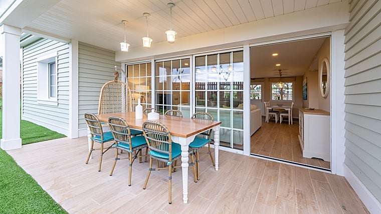 Salida al jardín privado que tiene cada villa