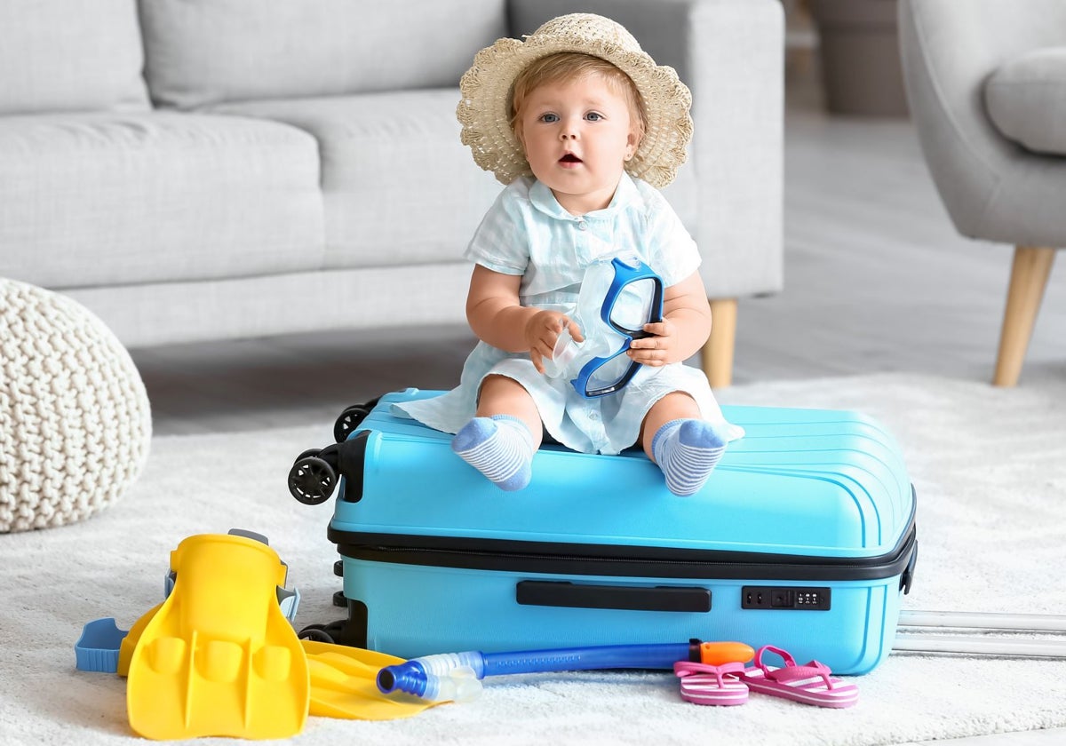 Viajar con niños supone llenar la maleta de equipaje destinado para cubrir todas sus necesidades