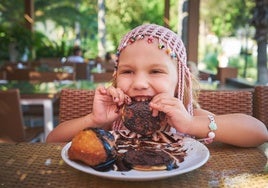 Cómo evitar que los niños desayunen sólo tortitas en el hotel y otros trucos para no excederse en vacaciones