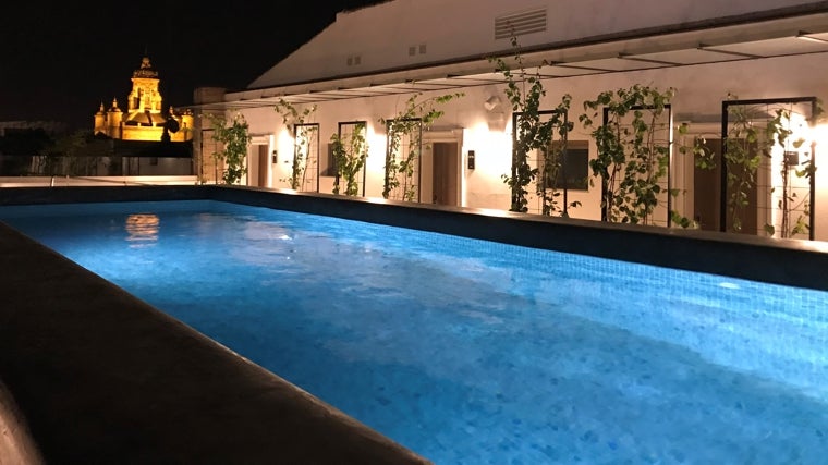 La piscina esta en una zona alta por lo que ofrece buenas vistas de Sevilla