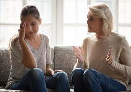Madres tóxicas: así actúan, te manipulan y piensan que eres suya