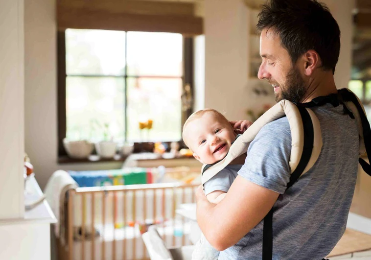 happy-father-with-baby-in-baby-carrier-at-home-2024-09-19-12-25-19-utc-RQPddXKW6pWCJ2y4Ujma1iP-758x531@diario_abc.jpg