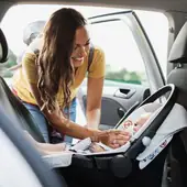 Una matrona advierte de los errores más comunes de los padres cuando viajan con un bebé en el coche