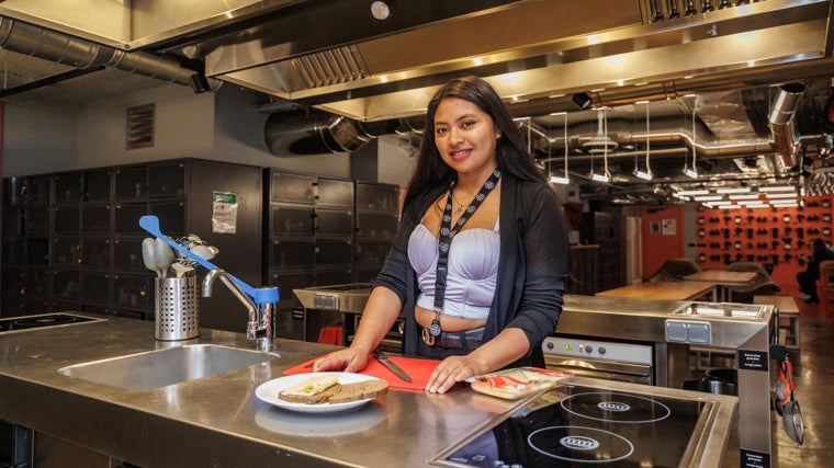 Natali preparándose un refigerio en la cocina de la que dispone en las instalaciones