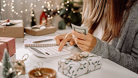 Por qué no debes gastarte la paga extra de diciembre en Navidad