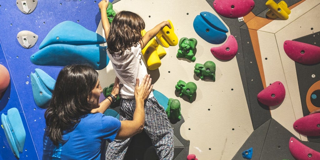 Una profesora de escalada: «Este deporte se ha convertido en una extraescolar más después del colegio»