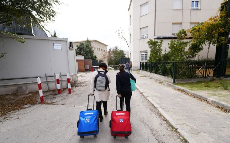 Imagen principal - Entre las ocho y la nueve de la mañana, el equipo se distribuye el trabajo, tras estudiar en la pizarra los casos de los niños a los que han de visitar a lo largo de la jornada y ubicar en el mapa de la Comunidad de Madrid las rutas a seguir. El doctor Álvaro Navarro Mingorance, médico de la unidad y presidente de PEDPAL (Sociedad Española de Cuidados Paliativos Pediátricos) 