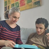 Cuidadoras 24/7 (y sin sueldo) de sus hijos con discapacidad severa