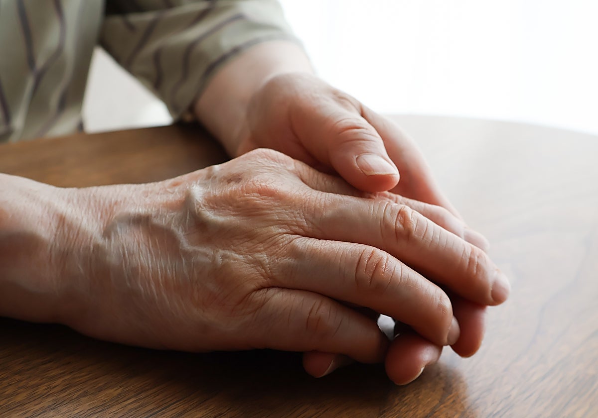 Infantilización de mayores: «Cariño», «campeón»... Ni son como niños, ni hay que tratarlos como tales
