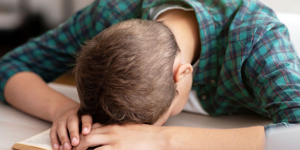 Una experta en sueño advierte sobre el mínimo de horas no negociable que hay que dormir entre los 12 y los 16 años