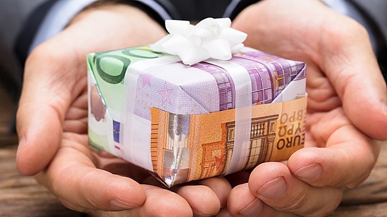 Primera Comunión: ¿Es conveniente regalar dinero a un niño?