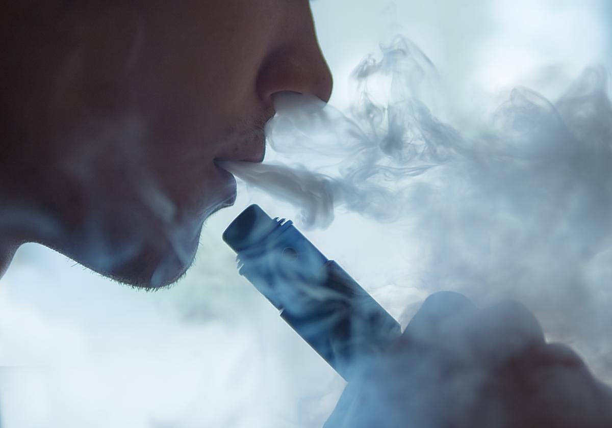 Un experto en adicciones explica cómo lograr que tu hijo deje el peligroso gesto de vapear por estar de moda