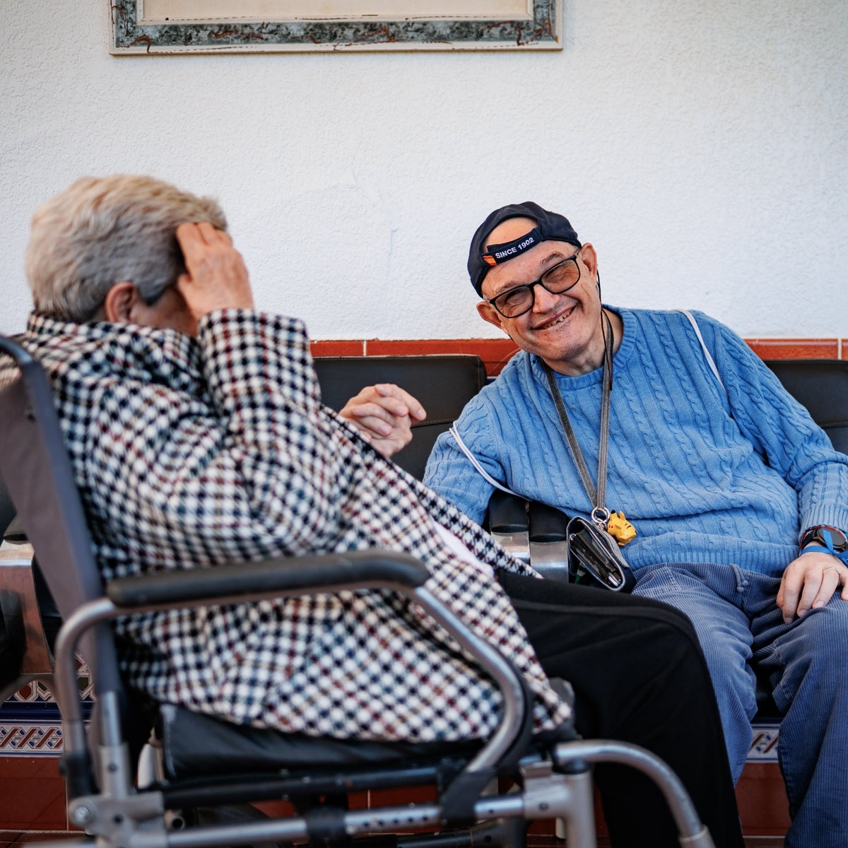 La tierna historia de Agustín (50 años); si se porta bien tiene permiso para visitar a su madre