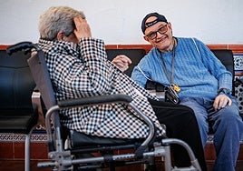 La tierna historia de Agustín (50 años); si se porta bien tiene permiso para visitar a su madre