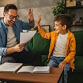 Los mensajes erróneos que das a tu hijo cuando saca malas notas... ¡o buenas!