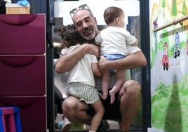 Miguel, empleado de Repsol: «Nadie me echa en cara que vaya a por mis hijos porque hay una cultura en la empresa establecida»