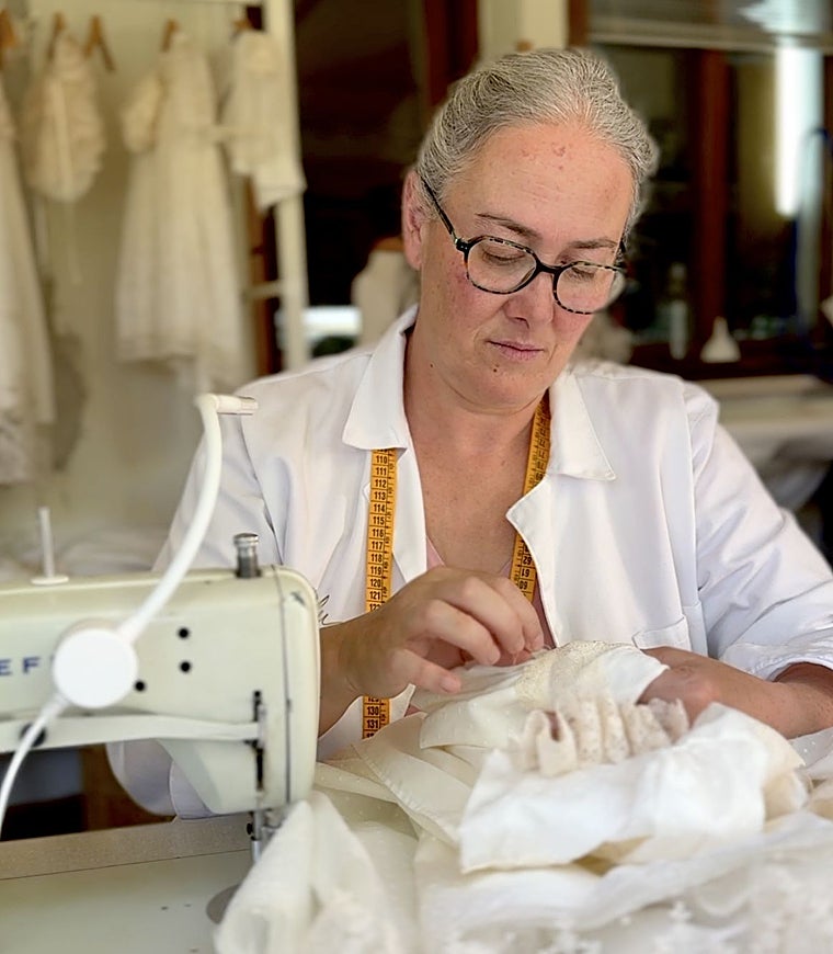 Los faldones de bebé que una madre e hijo cosen en Zamora y triunfan en Emiratos Árabes