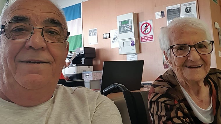 Antonia junto a su hijo Meni