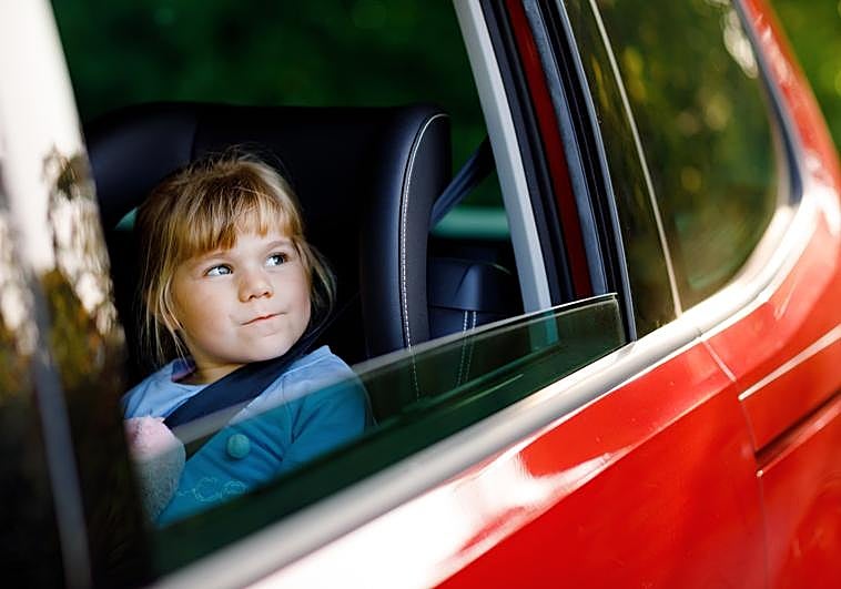 El infalible y sencillo truco de un experto para que jamás olvides a tu hijo dentro del coche
