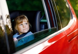 El infalible y sencillo truco de un experto para que jamás olvides a tu hijo dentro del coche
