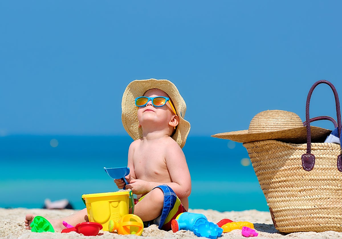 ¿Debo tener a mi hijo al sol sin crema solar un rato para que absorba vitamina D?