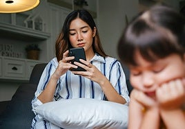 Una neurocientífica explica por qué debes tratar de dejar el móvil de lado cuando estés con tu hijo