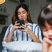 Una neurocientífica explica por qué debes tratar de dejar el móvil de lado cuando estés con tu hijo