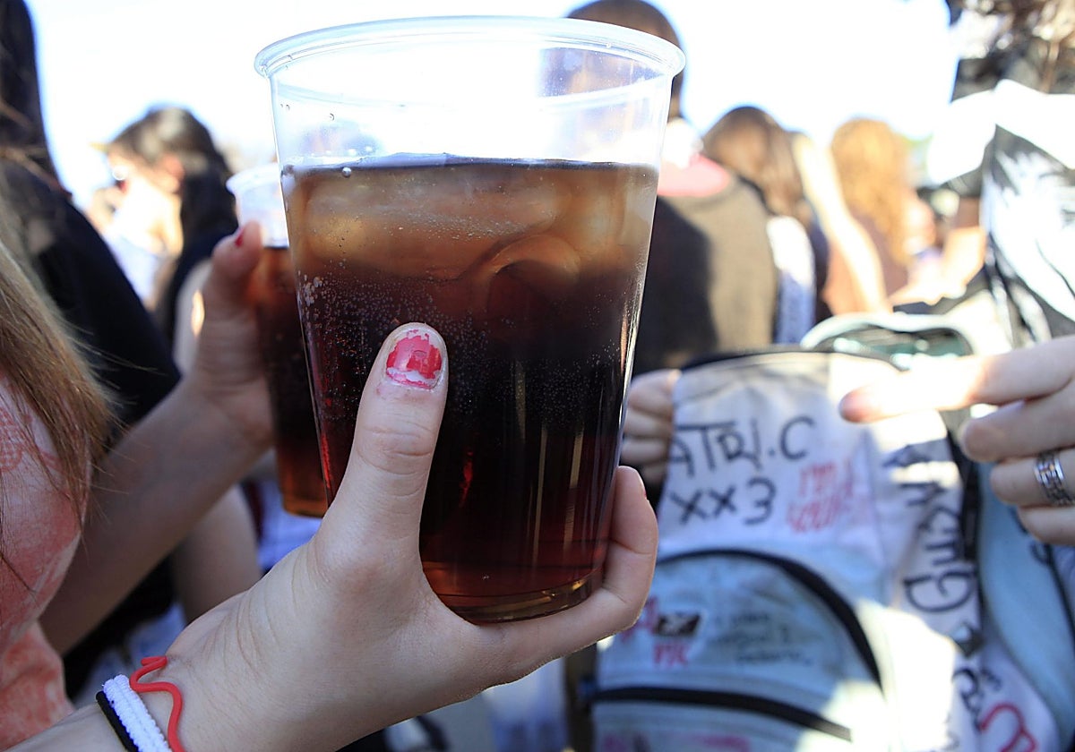 Debut alcohólico en adolescentes: Esta es la verdadera vacuna contra el inicio en el consumo veraniego