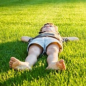 ¿Es bueno que los niños anden descalzos?