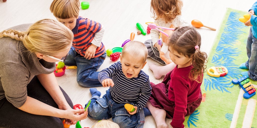 Acompañar a tu hijo hasta dentro de la clase, ¿sí o no? Argumentos a favor y en contra