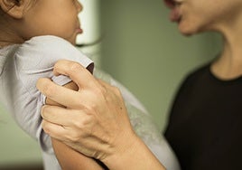 Una psicóloga advierte: «Cuando un adulto grita, el niño no escucha… simplemente intenta protegerse»