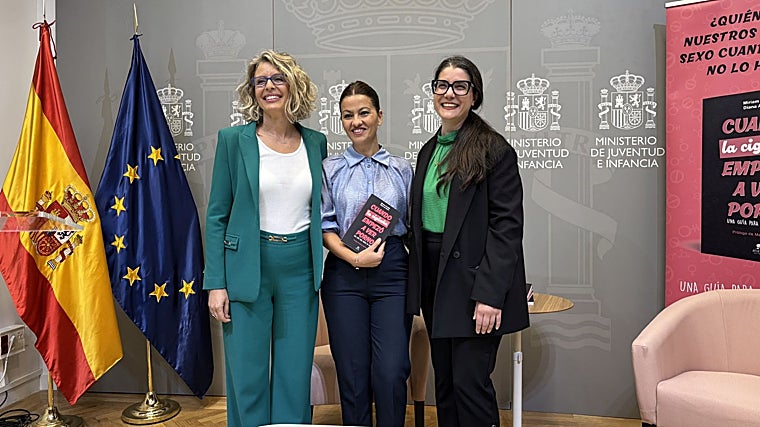 A la izquierda, Diana Al Adib, junto a la ministra Sira Rego y Miriam Al Adib (derecha) en la presentación del libro