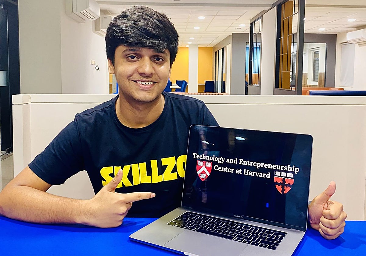 Adarsh Kumar, 'el mejor estudiante del mundo' preparando un taller en India