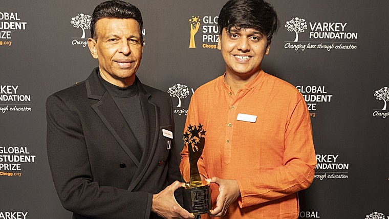 Sunny Varkey, fundador del Premio Global para Estudiantes, con Adarsh Kumar, ganador del Premio Global para Estudiantes 2025