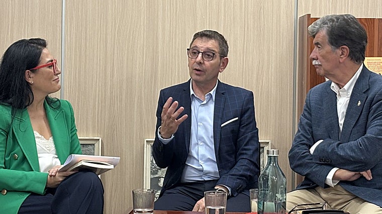 Fran Castaño rodeado por Ana Asensio, psicóloga y doctora en neurociencia, y Javier Urra, Doctor en psicología y director clínico de RecUrra, durante la presentación del libro en Madrid