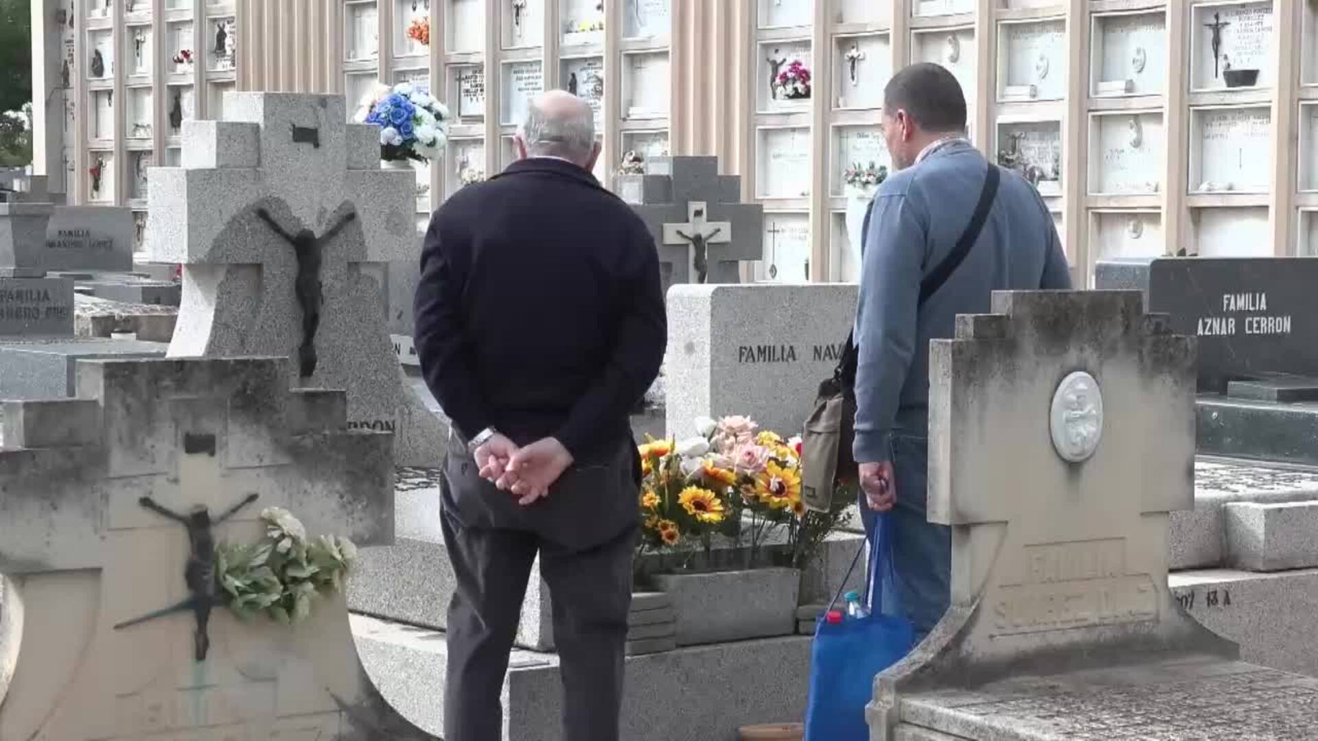 Flores y mensajes para volver a recordar a los que no se olvidan