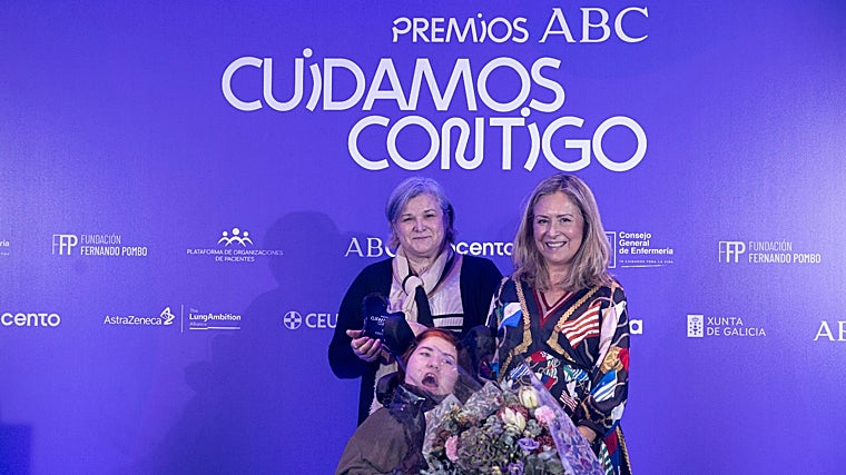 Eva Gómez, a la izquierda, junto a su hija y Carina Escobar
