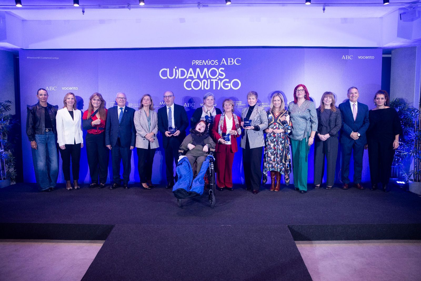 De izquerda a derecha, Marta Moreno, directora de Asuntos Corporativos y Acceso al Mercado de AstraZeneca; Icíar Ancizu García, directora del Departamento de Humanización de la Salud de Fundación «La Caixa» Fundación laCaixa; Ana Delgado, directora general de ABC; Florentino Pérez Raya, presidente del Consejo General de Enfermería; Ana Higuera Garrido, directora de la Fundación Fernando Pombo; José Fernández Sánchez, delegado del Área de Gobierno de Políticas Sociales, Familia e Igualdad del Ayuntamiento de Madrid; Eva Gómez, Premio Cuidadora del Año, con su hija Elsa Ibáñez; María José López Montesinos, presidenta de la Fundación FADE; Laura Bárcena, directora de Comunicación de Samsung España; Carina Escobar, presidenta Plataforma de Organizaciones de Pacientes: Amelia Corominas García, presidenta del Colegio Oficial de Enfermería de la Región de Murcia; Olga Denche, responsable del Área de Salud de Vocento Medios; Tomás Chivato, Decano de la Facultad de Medicina de la Universidad CEU San Pablo, y Clara Compaire Del Rio, Assoc Dir Corporate Communications Spain & Portugal de Teva.