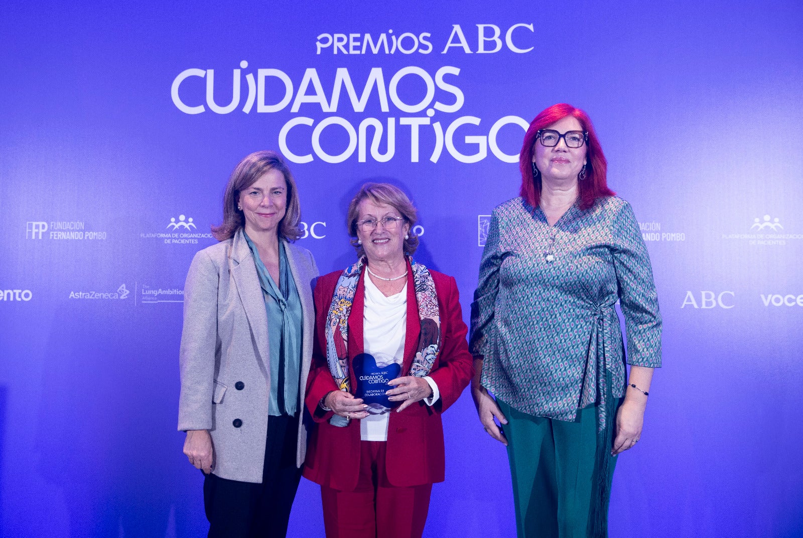 De izquierda a derecha: Ana Higuera, directora de la Fundación Fernando Pombo entrega el premio a María José López Montesinos, presidenta de la fundación FADE y a Amelia Corominas, presidenta del Colegio Oficial de Enfermería de Murcia por los programas de humanización de la fundación