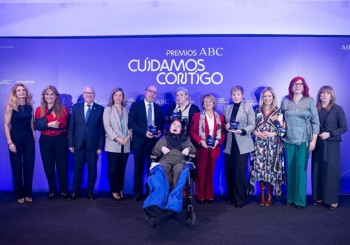 Premiados, organizadores y participantes en el acto posan tras la celebración de la primera edición de los galardones