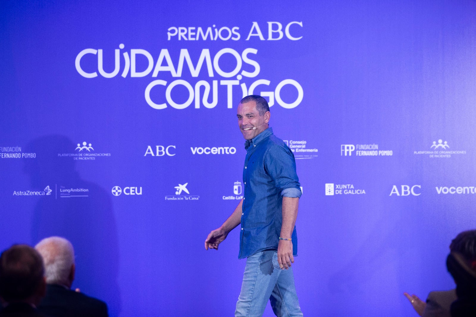 Álvaro Vizcaíno, un empresario madrileño apasionado del surf, que estuvo a punto de perder la vida tras estar más de 48 horas malherido a la deriva, inundó de fuerza y optimismo el acto. «No tengáis miedo», pidió