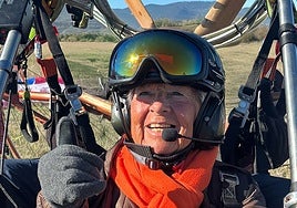 Una abuela de 84 se atreve a volar en paratrike: «Cuando se lo cuente a mis compañeras de residencia van a flipar»