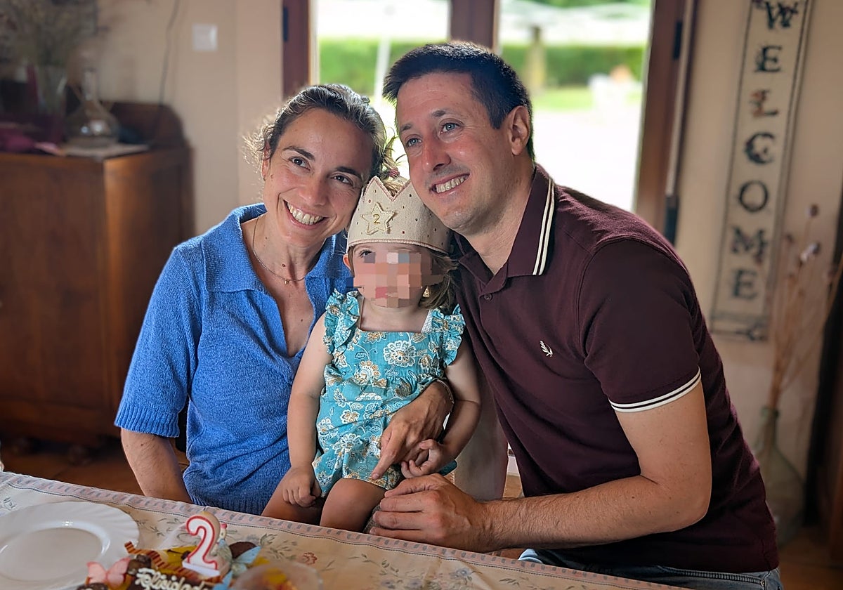 En la imagen, la familia formada por Gonzalo y Chari. Ella será madre nuevamente con 44 años.