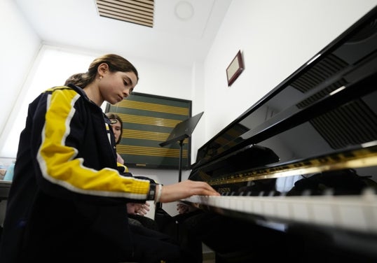 Sophia, 13 años, durante lecciones semanales de piano