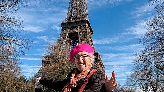 Un sueño cumplido a los 91 años: María viaja a la ciudad del amor