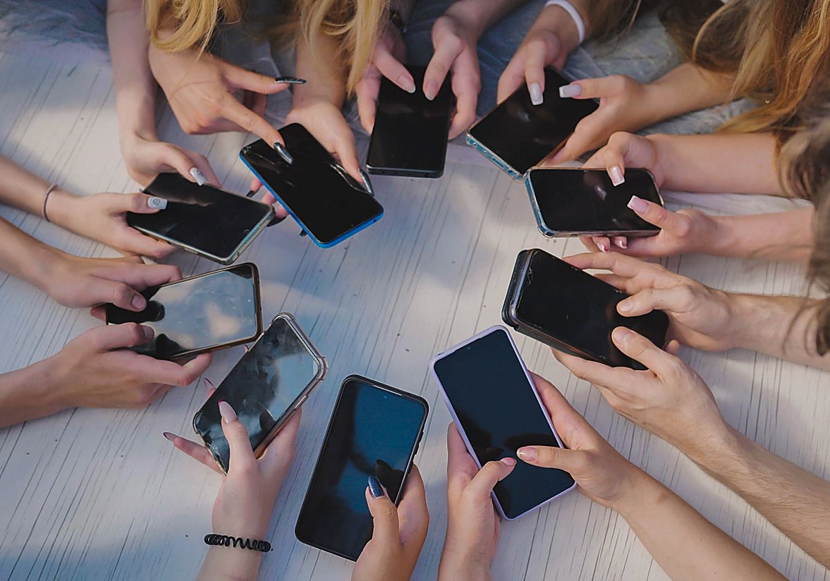 La generación FOMO: adolescentes machacados por la vida de los demás,  siempre mejor que la suya