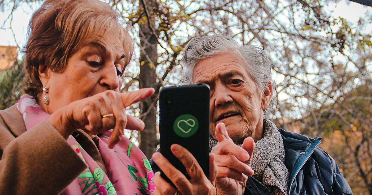 El móvil fácil que usan los centenarios gracias a la morriña del nieto de Maximiliana