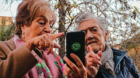 El móvil fácil que usan los centenarios gracias a la morriña del nieto de Maximiliana